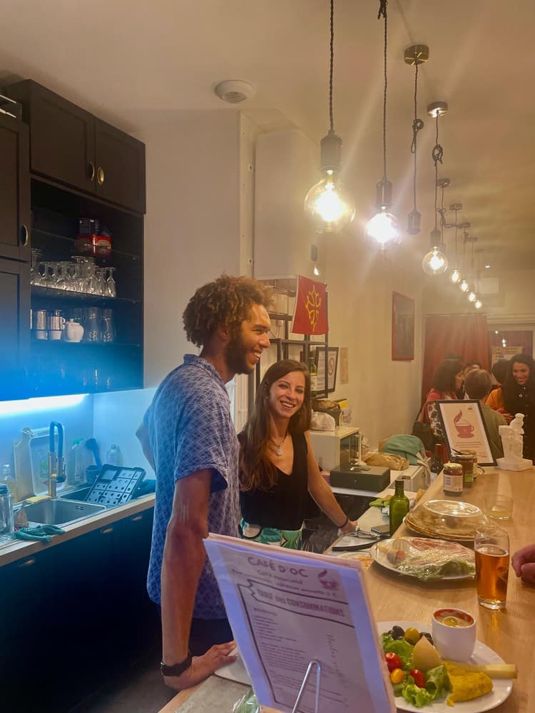 Soirée conviviale au comptoir du Café d'Oc, café associatif de l'Espace Musset